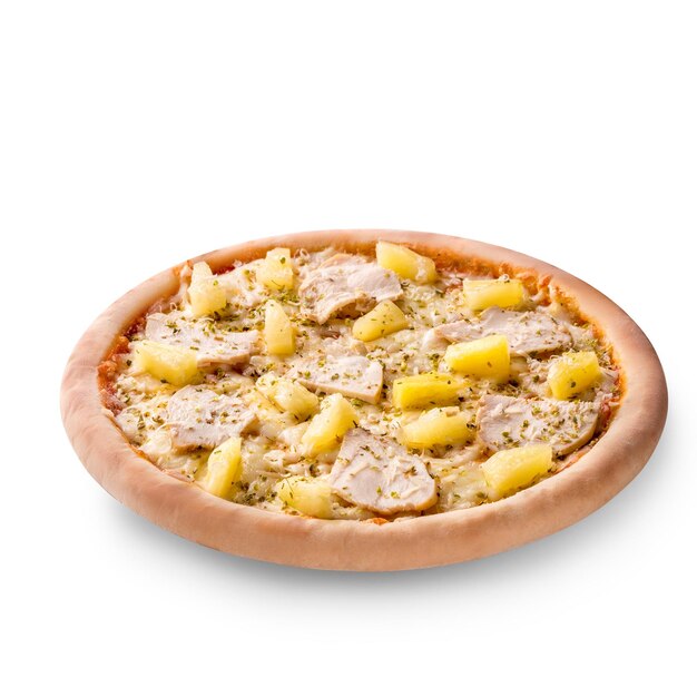 Deliciosa pizza italiana com abacaxi e filé de frango isolado no fundo branco. Ainda vida. Copiar espaço
