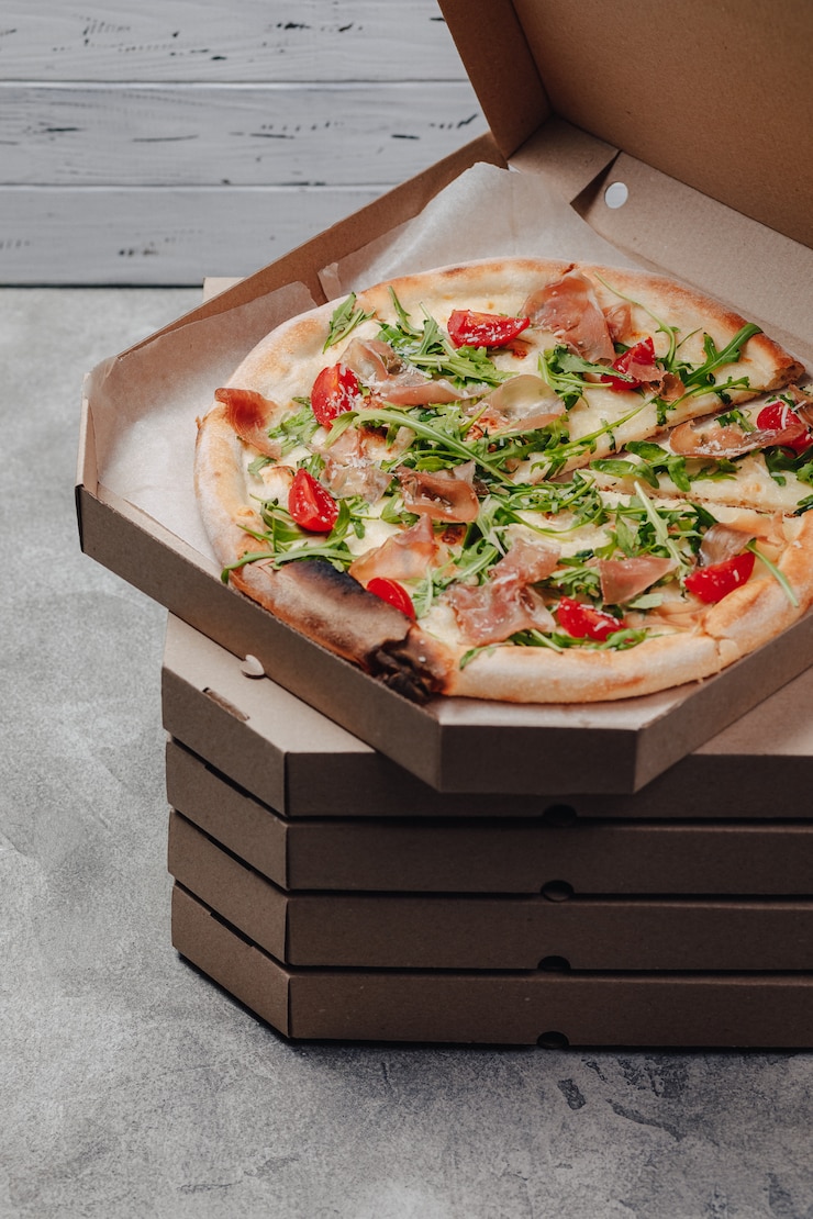 Foto grátis deliciosa pizza italiana em caixa de pizza