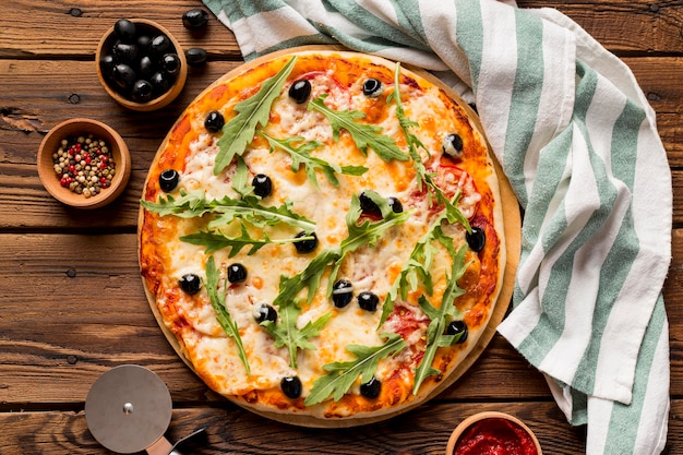 Deliciosa pizza italiana na mesa de madeira