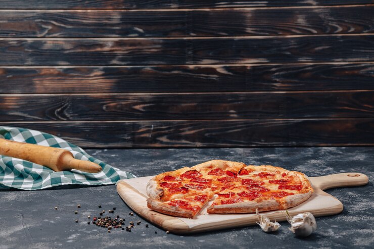 Deliciosa pizza napolitana em uma placa