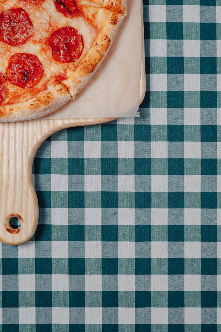 Deliciosa pizza napolitana em uma placa