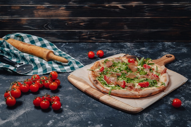 Foto grátis deliciosa pizza napolitana em uma placa