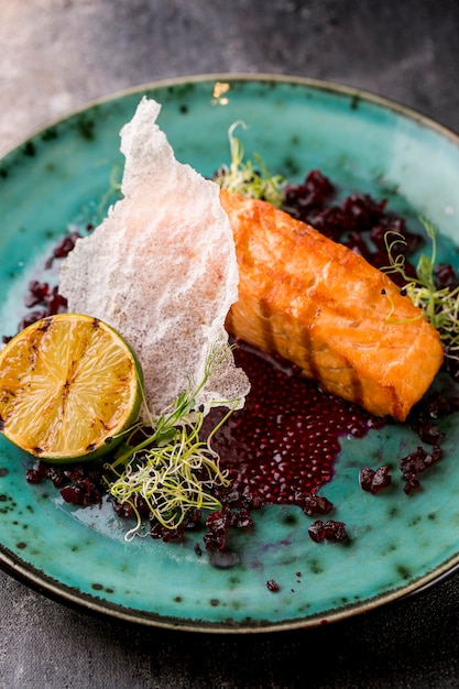 Foto grátis deliciosa refeição de peixe cozido com limão