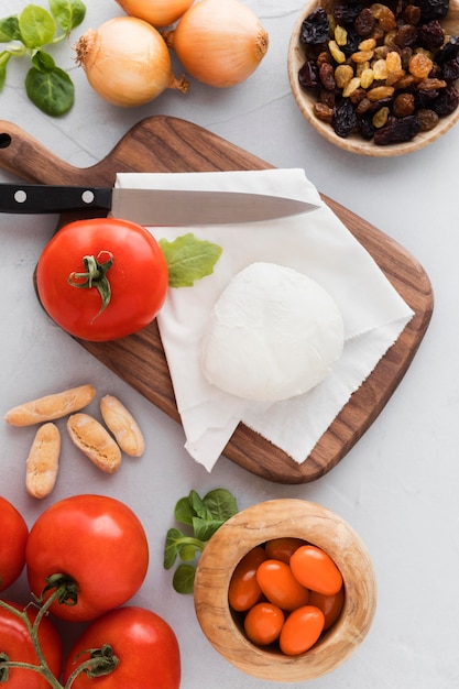 Deliciosa refeição matinal com mussarela e tomate