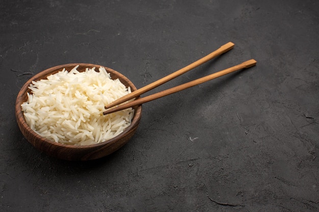 Deliciosa refeição oriental deliciosa de arroz cozido no espaço escuro