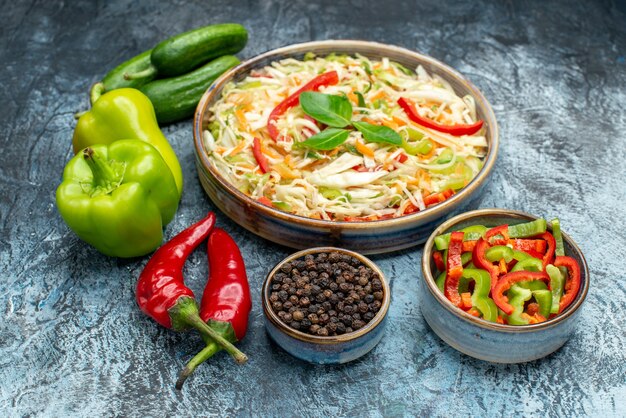 Deliciosa salada de frente com legumes frescos em uma mesa cinza clara