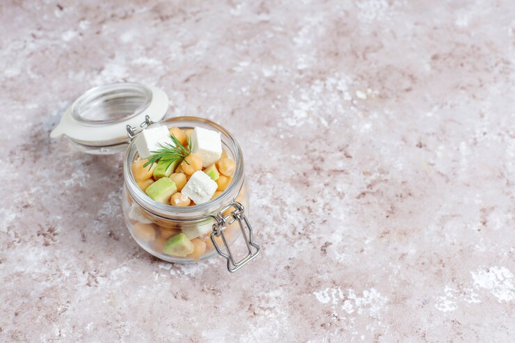 Foto grátis deliciosa salada de grão de bico com abacate e queijo feta, vista superior
