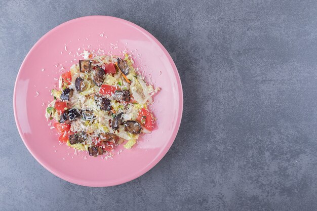 Deliciosa salada de legumes na placa-de-rosa.