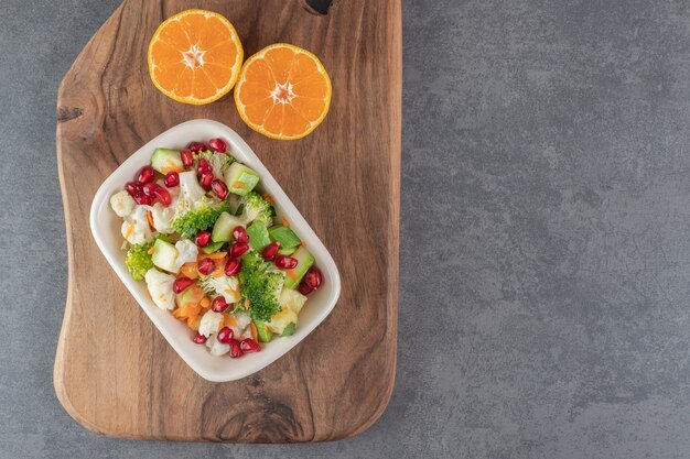 Deliciosa salada e tangerina fresca em fundo de mármore. Foto de alta qualidade