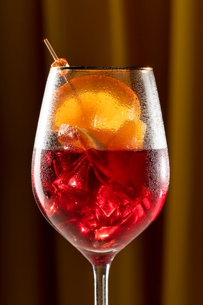 Foto grátis deliciosa sangria com laranja e cubos de gelo