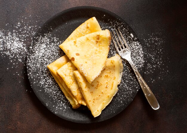 Deliciosa sobremesa crepe de inverno e vista superior de açúcar