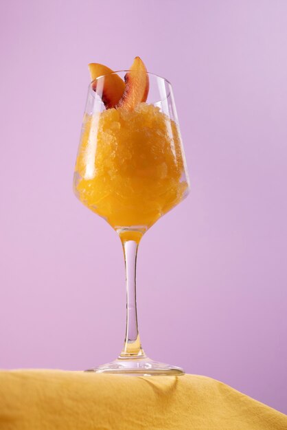 Deliciosa sobremesa de granita com fatias de pêssego