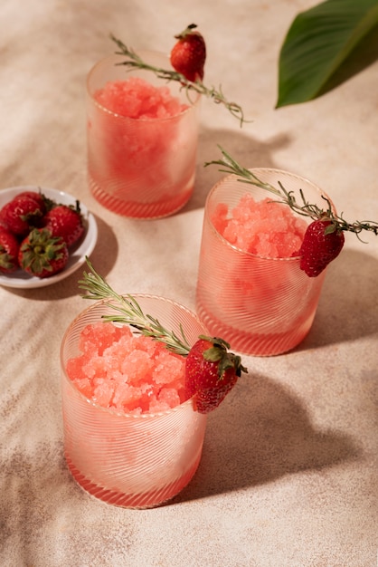 Foto grátis deliciosa sobremesa de granita com variedade de morangos