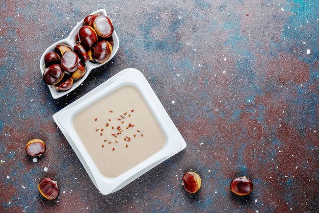 Foto grátis deliciosa sopa cremosa de castanhas.