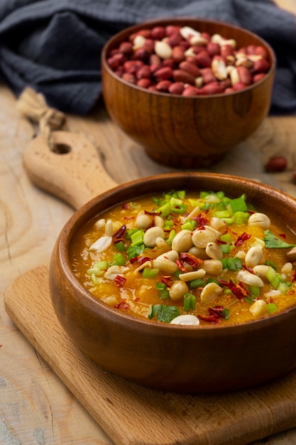 Foto grátis deliciosa sopa feita com amendoim