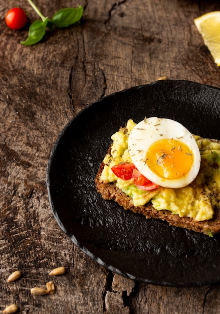 Deliciosa torrada com creme vegetal e metade de ovo