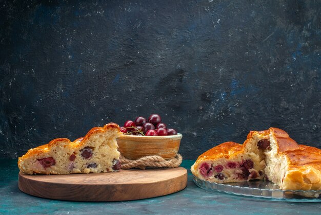 deliciosa torta de cereja fatiada com cerejas frescas em um chá azul escuro