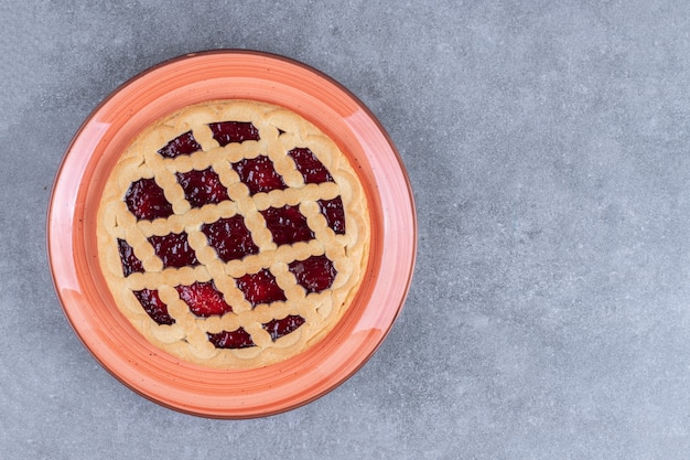 Deliciosa torta de frutas vermelhas em prato vermelho