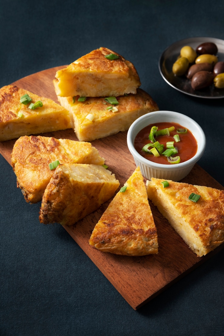 Foto grátis deliciosa tortilla espanhola ainda vida