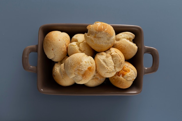 Foto grátis deliciosa variedade de pão de queijo