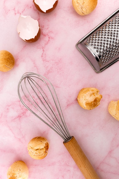 Foto grátis deliciosa variedade de pão de queijo