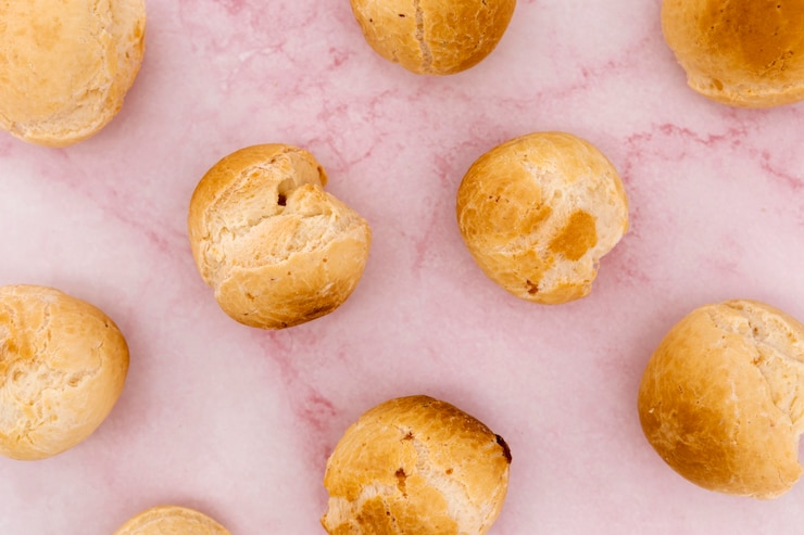 Foto grátis deliciosa variedade de pão de queijo