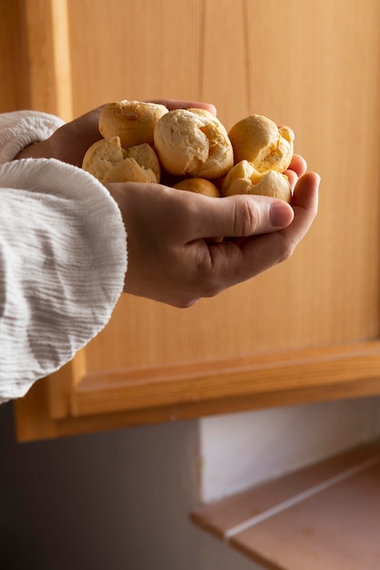 Foto grátis deliciosa variedade de pão de queijo