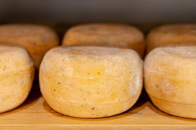 Deliciosa variedade de queijo rústico