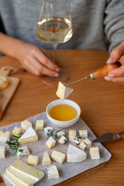 Foto grátis deliciosa variedade de queijos na mesa