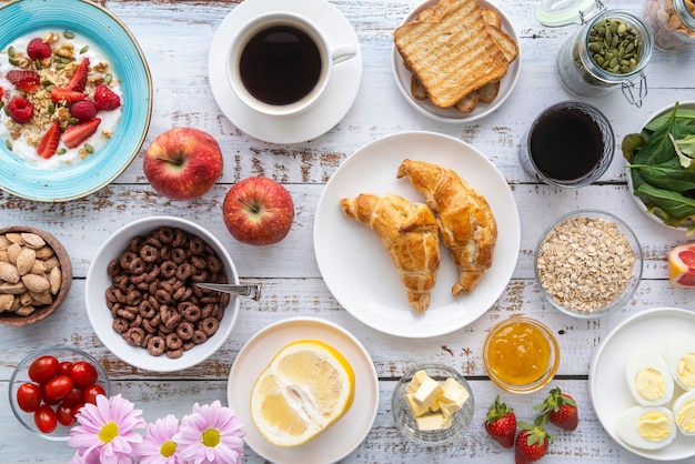 Foto grátis deliciosa variedade de refeição de café da manhã