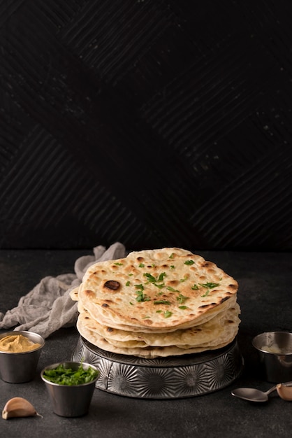 Foto grátis deliciosa variedade de roti na mesa com espaço de cópia