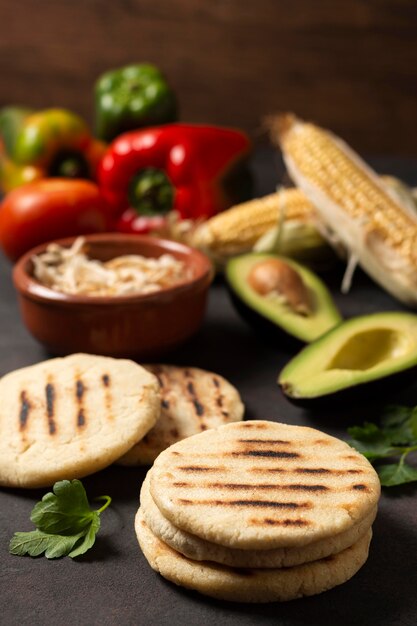 Deliciosas arepas e variedade de vegetais