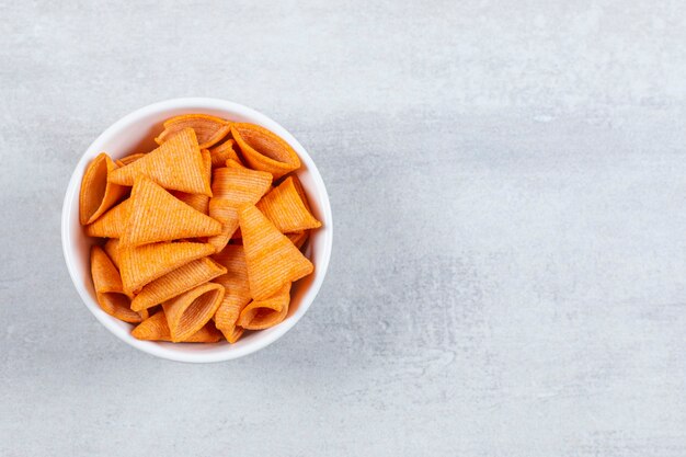 Deliciosas batatas fritas crocantes em uma tigela branca.