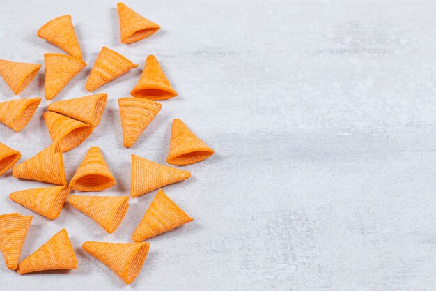 Deliciosas batatas fritas crocantes na pedra.