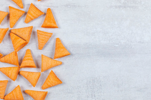 Deliciosas batatas fritas crocantes na pedra.