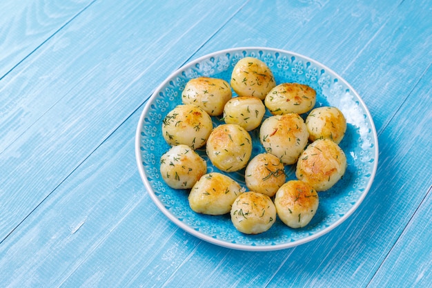 Deliciosas batatas jovens assadas com endro, vista superior