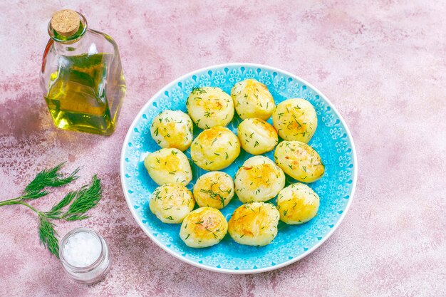 Deliciosas batatas jovens assadas com endro