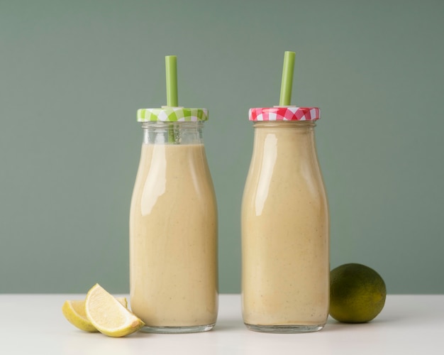 Foto grátis deliciosas bebidas em garrafas