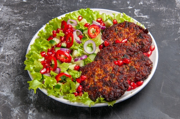 Deliciosas costeletas de carne com salada fresca