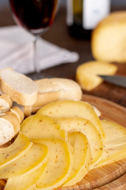 Deliciosas fatias de queijo com pão