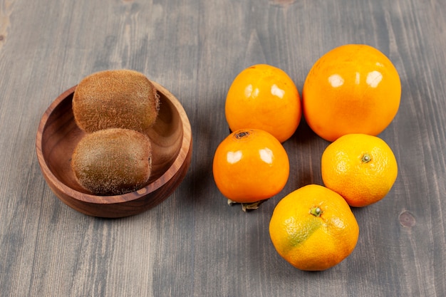 Foto grátis deliciosas frutas diversas em uma mesa de madeira. foto de alta qualidade