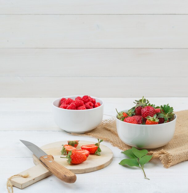 Deliciosas frutas silvestres na mesa de madeira