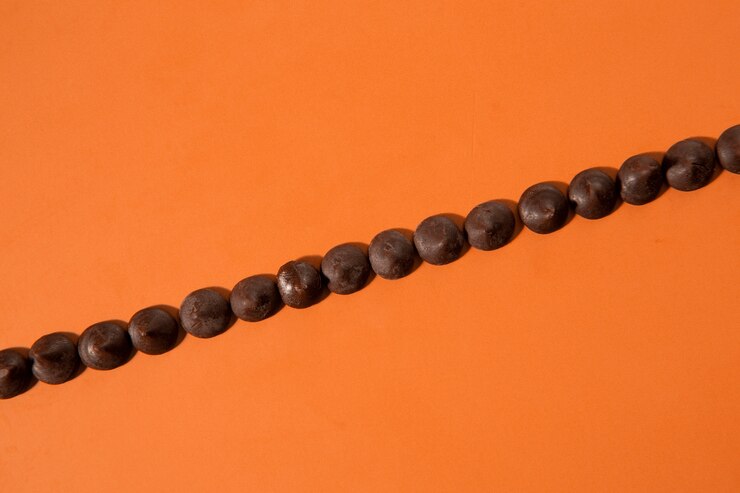 Foto grátis deliciosas gotas de chocolate em linha reta