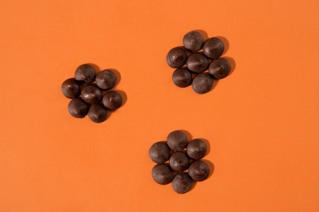 Foto grátis deliciosas gotas de chocolate flores vista superior