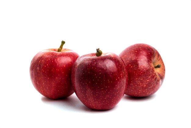 Deliciosas maçãs vermelhas isoladas em branco.