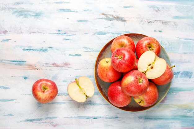Deliciosas maçãs vermelhas orgânicas maduras.