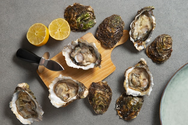 Foto grátis deliciosas ostras prontas para comer natureza morta