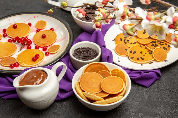 Foto grátis deliciosas panquecas com biscoitos no preto