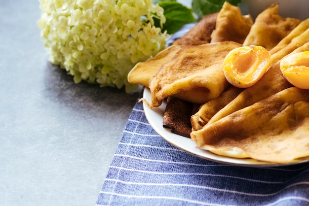 Foto grátis deliciosas panquecas e café da manhã damasco