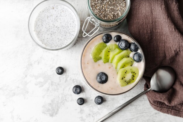 Deliciosas variedades de leite e frutas vista superior